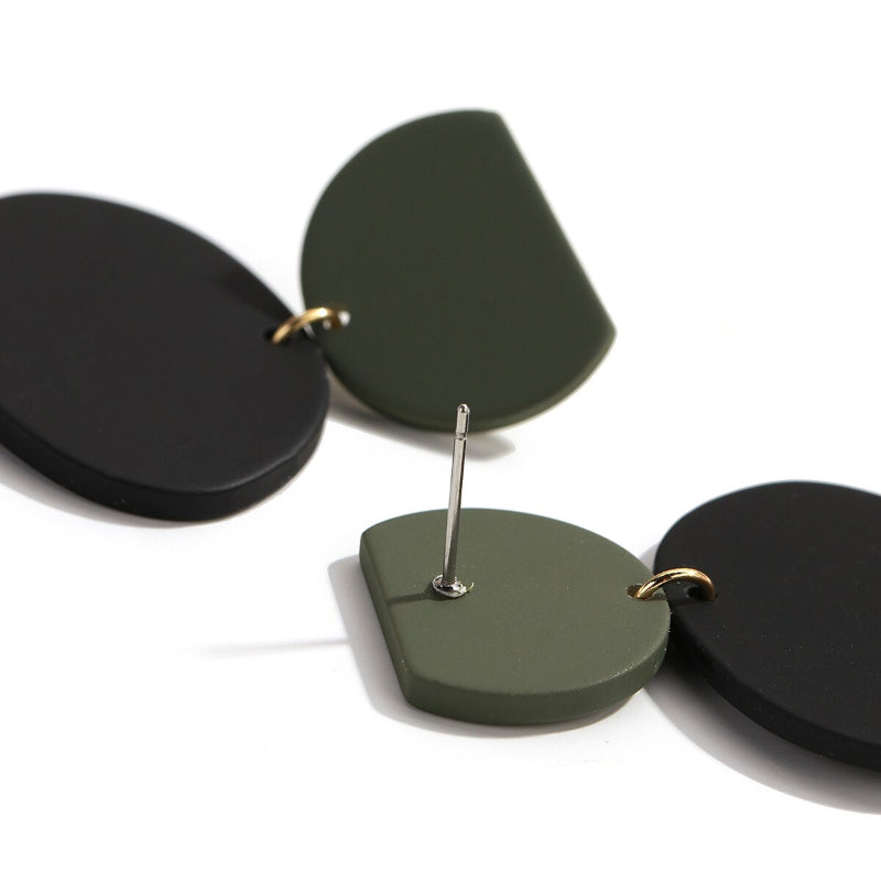 Anspruchsvolle Statement-Ohrring-Kollektion mit schwarzen und weißen Punkten