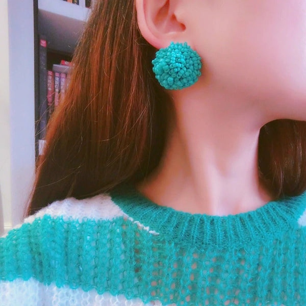Helle und lustige handgefertigte Ohrstecker mit Pompoms aus mehrfarbigen Perlen