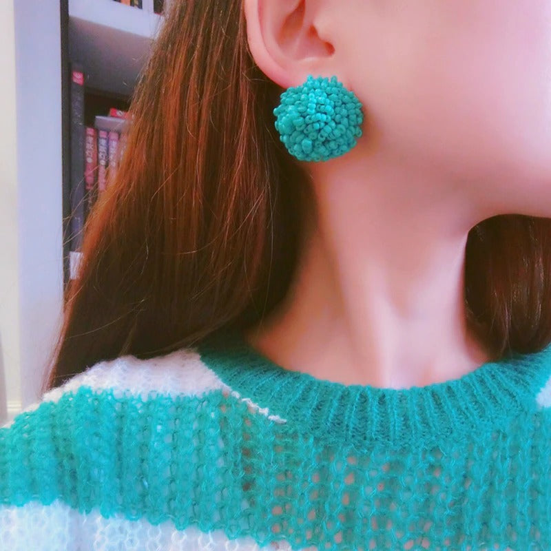 Helle und lustige handgefertigte Ohrstecker mit Pompoms aus mehrfarbigen Perlen