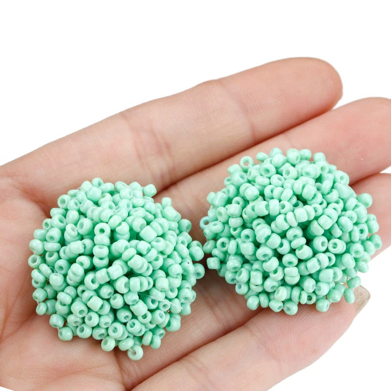 Helle und lustige handgefertigte Ohrstecker mit Pompoms aus mehrfarbigen Perlen