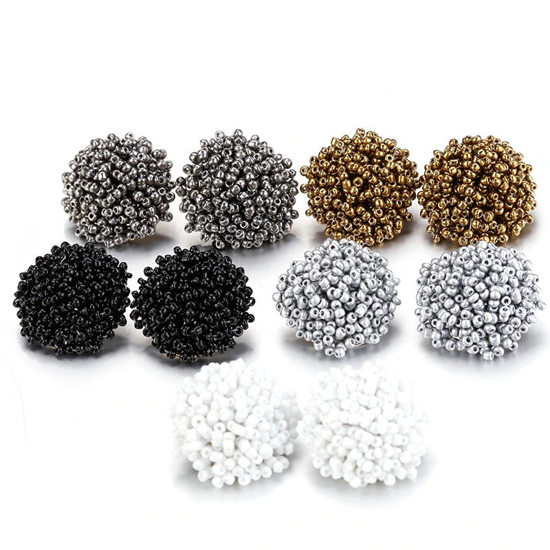 Helle und lustige handgefertigte Ohrstecker mit Pompoms aus mehrfarbigen Perlen