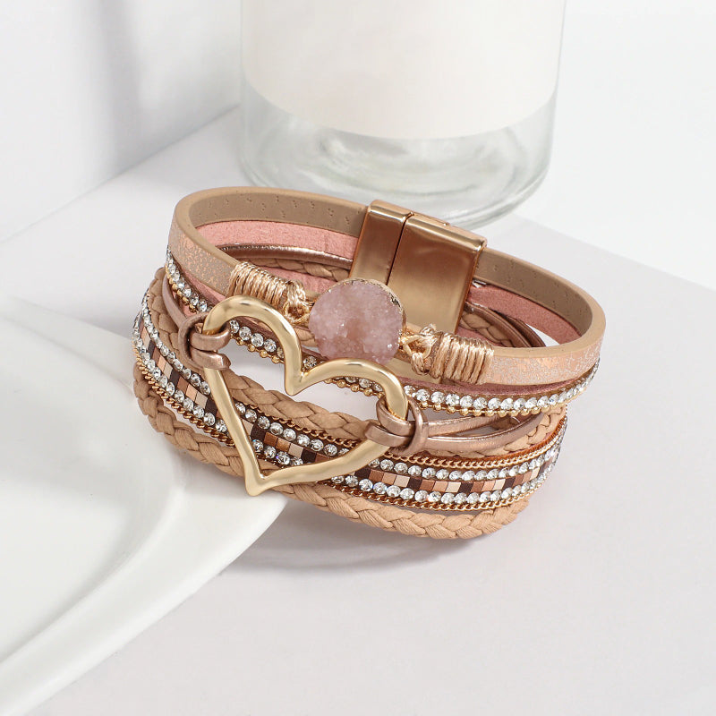 Mehrlagige, mit Strasssteinen besetzte, geflochtene Wickelarmbänder mit Herzanhänger aus Metall