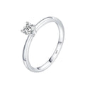 Silberner klassischer funkelnder Ring