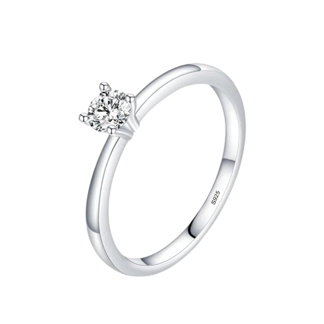 Silberner klassischer funkelnder Ring