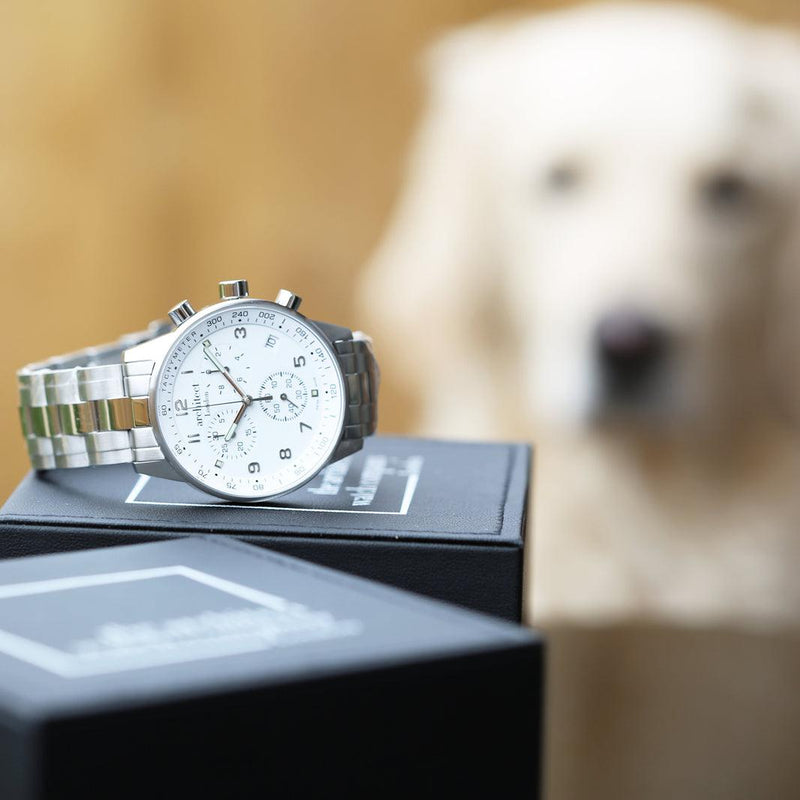 Architect Endeavour: In der Schweiz gefertigte Herrenuhr – Moderne Schriftgravur