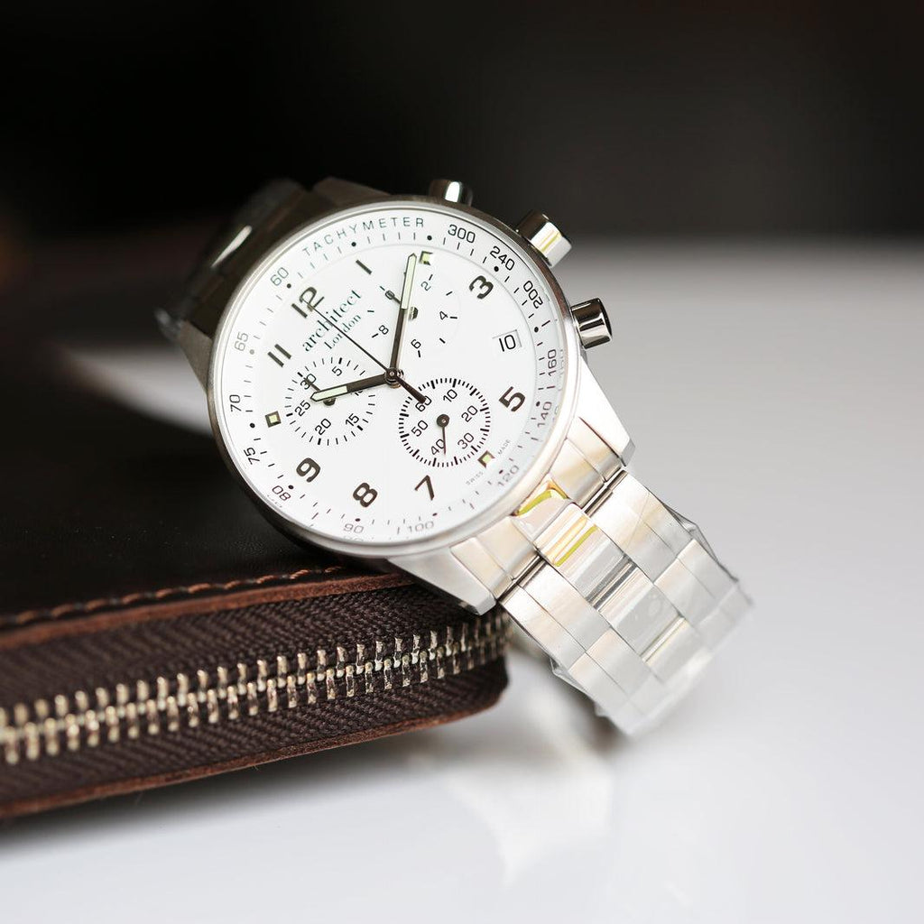 Architect Endeavour: In der Schweiz gefertigte Herrenuhr – Moderne Schriftgravur