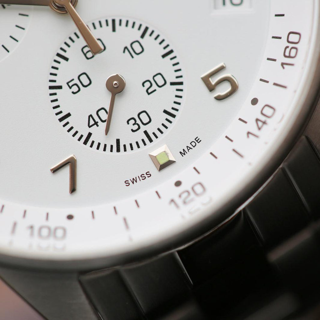 Architect Endeavour: In der Schweiz gefertigte Herrenuhr – Moderne Schriftgravur