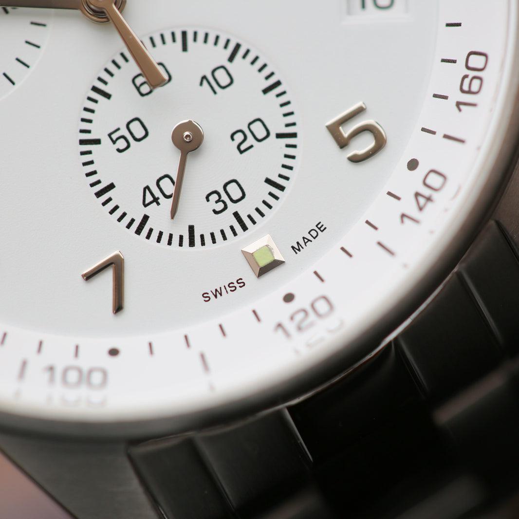 Architect Endeavour: In der Schweiz gefertigte Herrenuhr – Moderne Schriftgravur