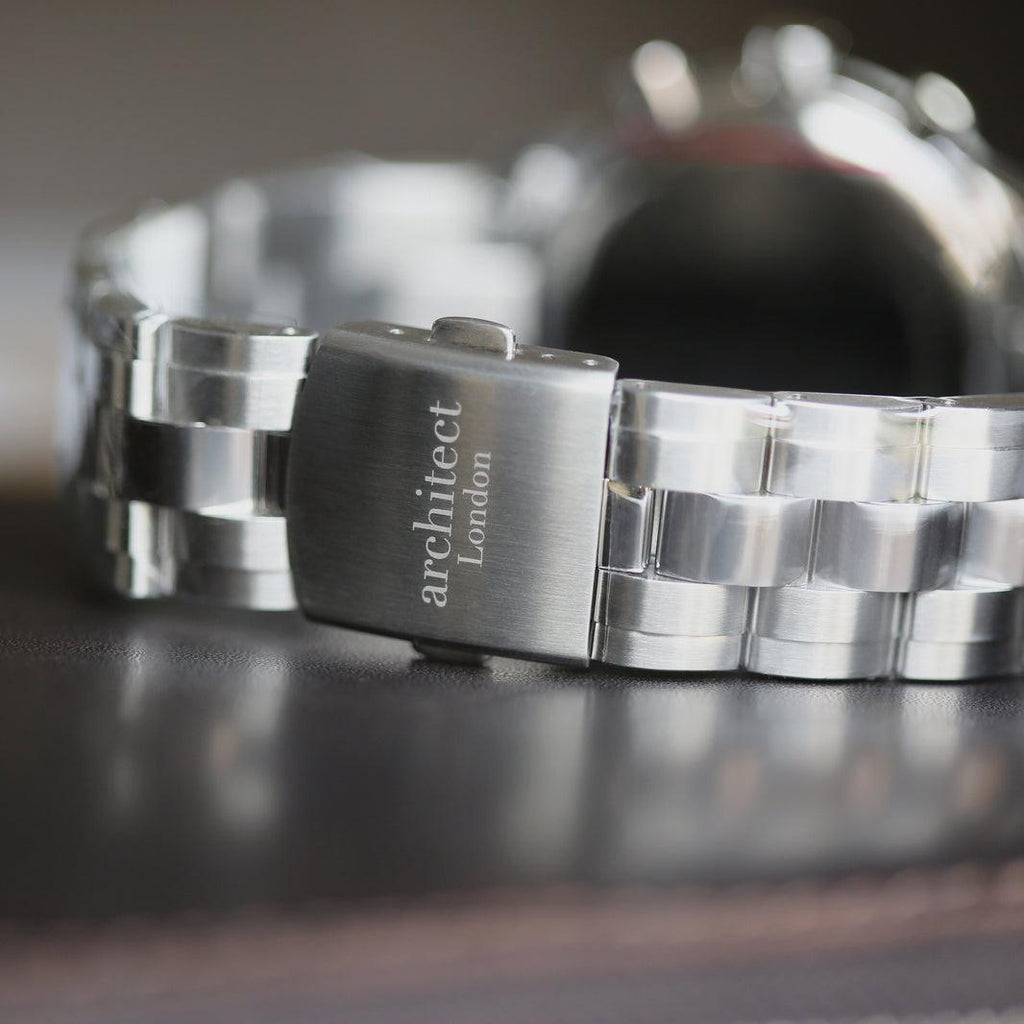 Architect Endeavour: In der Schweiz gefertigte Herrenuhr – Moderne Schriftgravur