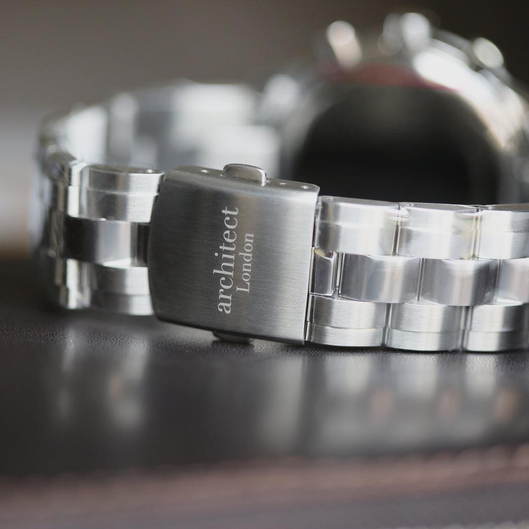 Architect Endeavour: In der Schweiz gefertigte Herrenuhr – Moderne Schriftgravur