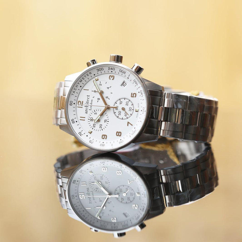 Architect Endeavour: In der Schweiz gefertigte Herrenuhr – Moderne Schriftgravur