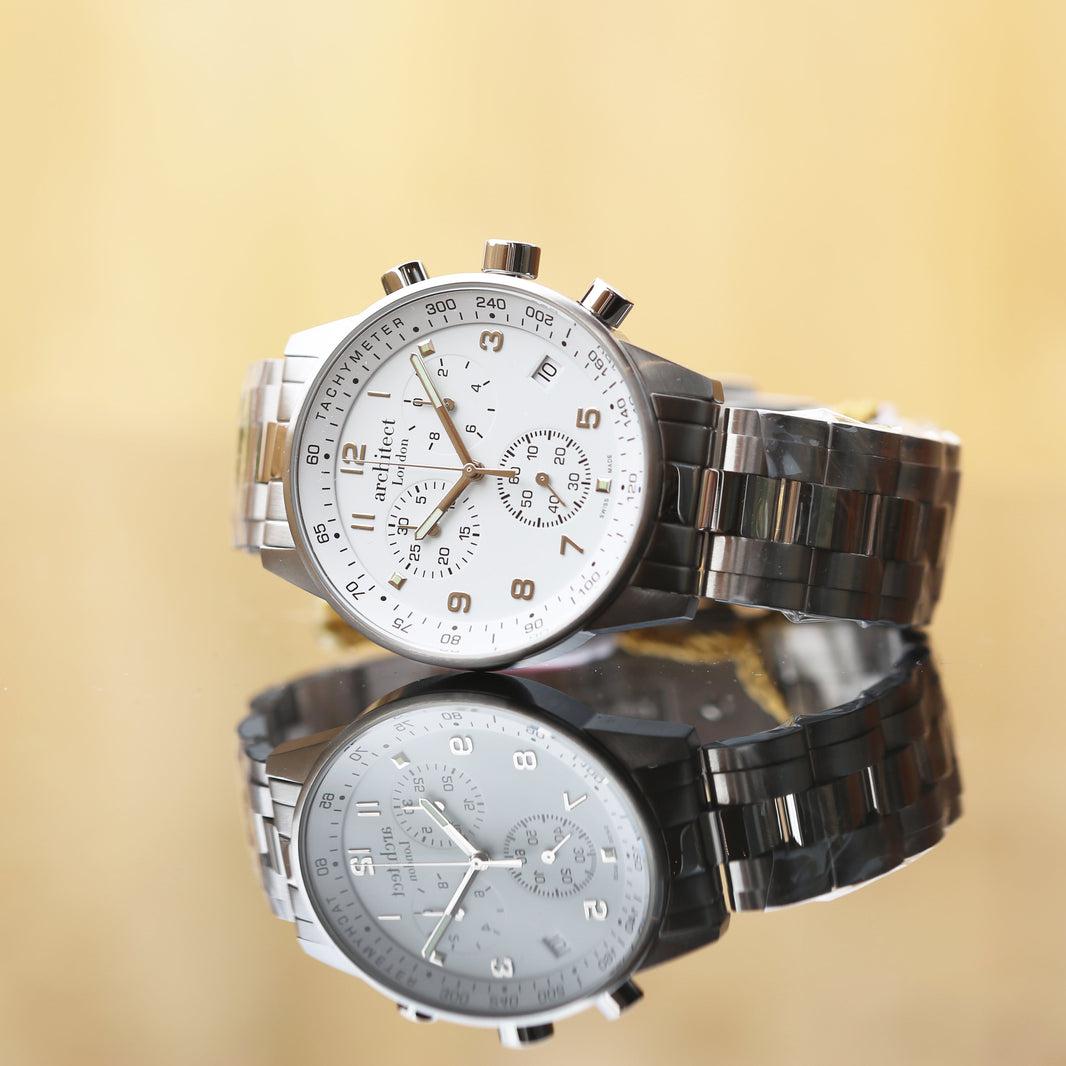 Architect Endeavour: In der Schweiz gefertigte Herrenuhr – Moderne Schriftgravur