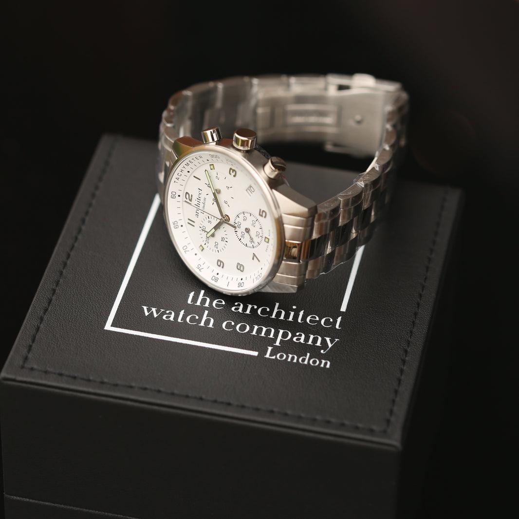 Architect Endeavour: In der Schweiz gefertigte Herrenuhr – Moderne Schriftgravur