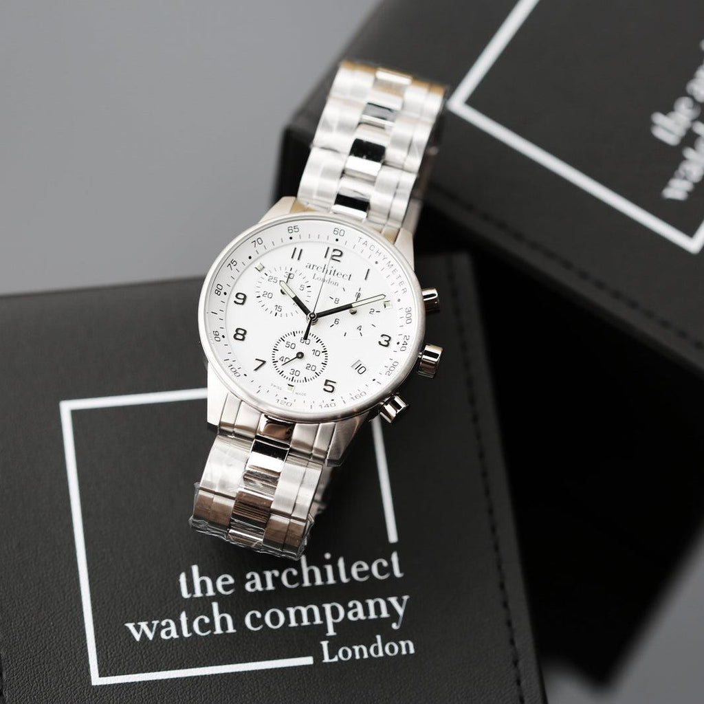Architect Endeavour: In der Schweiz gefertigte Herrenuhr – Moderne Schriftgravur