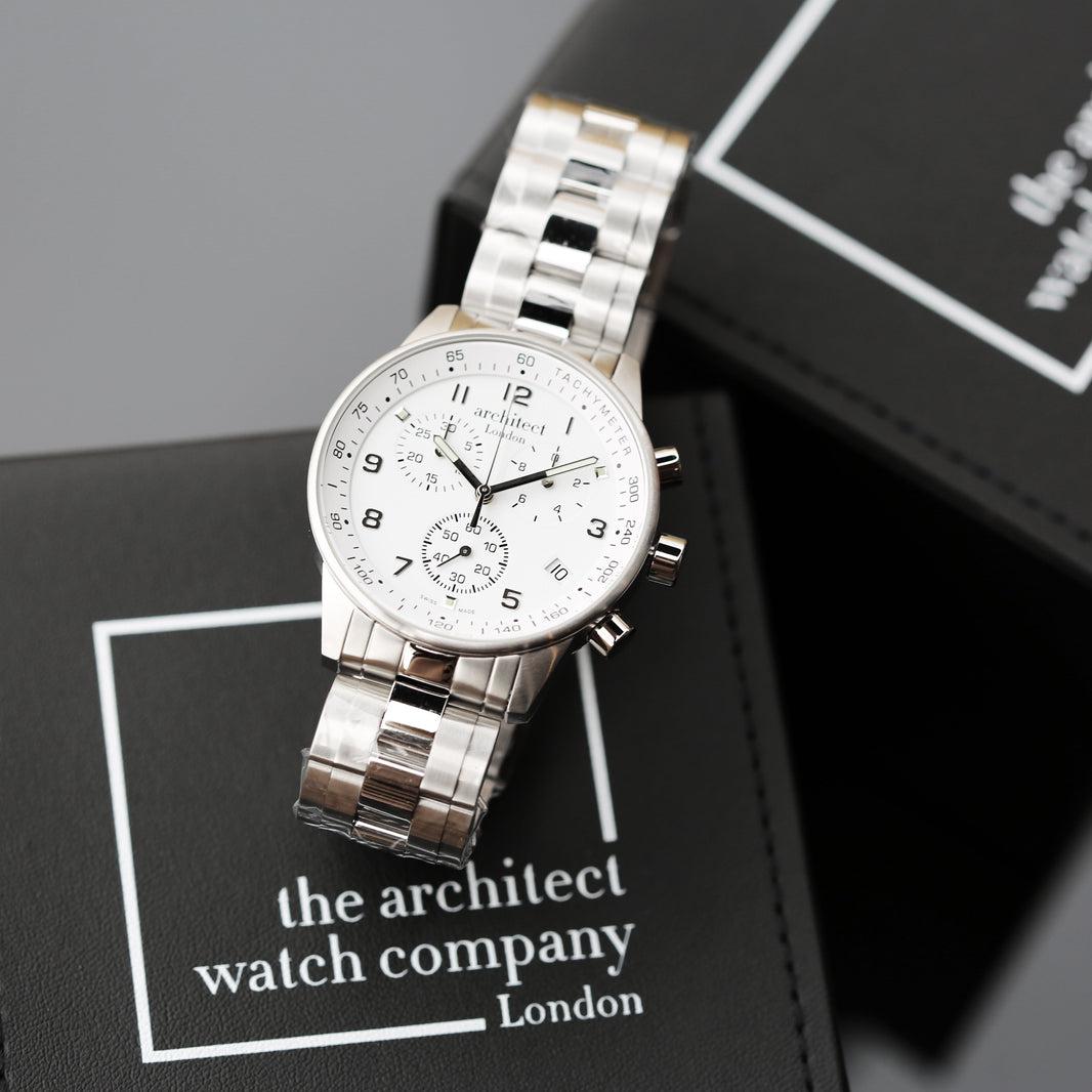 Architect Endeavour: In der Schweiz gefertigte Herrenuhr – Moderne Schriftgravur