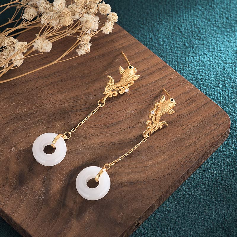 Carmiora FengShui Koi Glücksohrringe aus weißer Jade