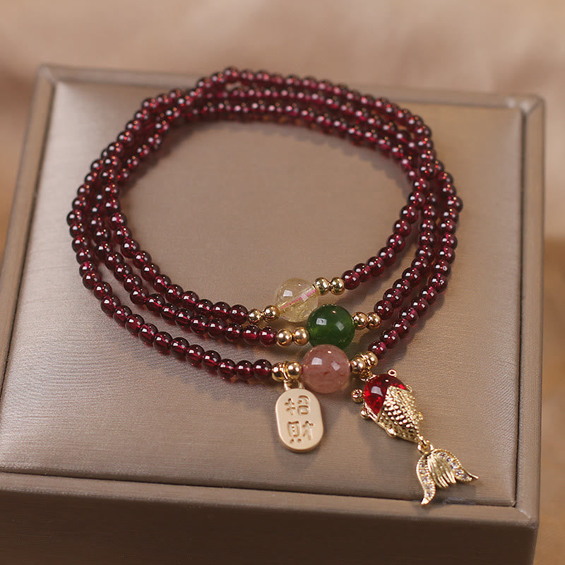 Carmiora Natürlicher Granat-Erdbeerquarz-Kristall, Fuchs-Koi-Fisch, Friedensschnalle, Glücksschutz, dreifach gewickeltes Armband
