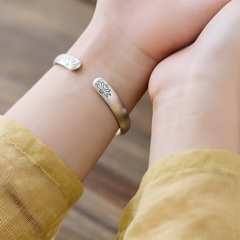Carmiora Lotusblüten-Herz-Sutra-Armband aus weißem Kupfer, heilendes Glück