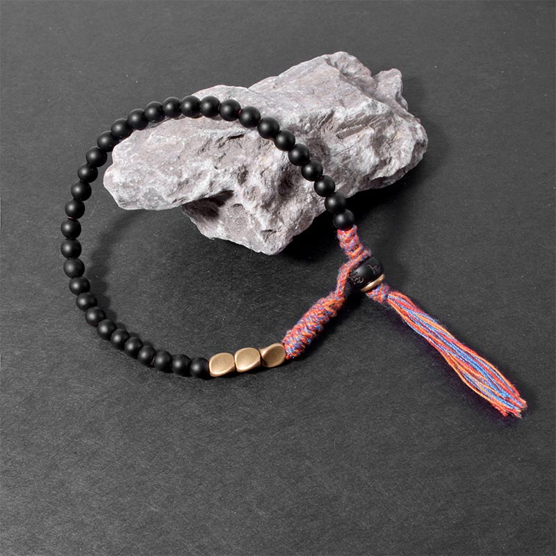Handgefertigtes Carmiora-Quastenarmband aus tibetischem schwarzem Onyx