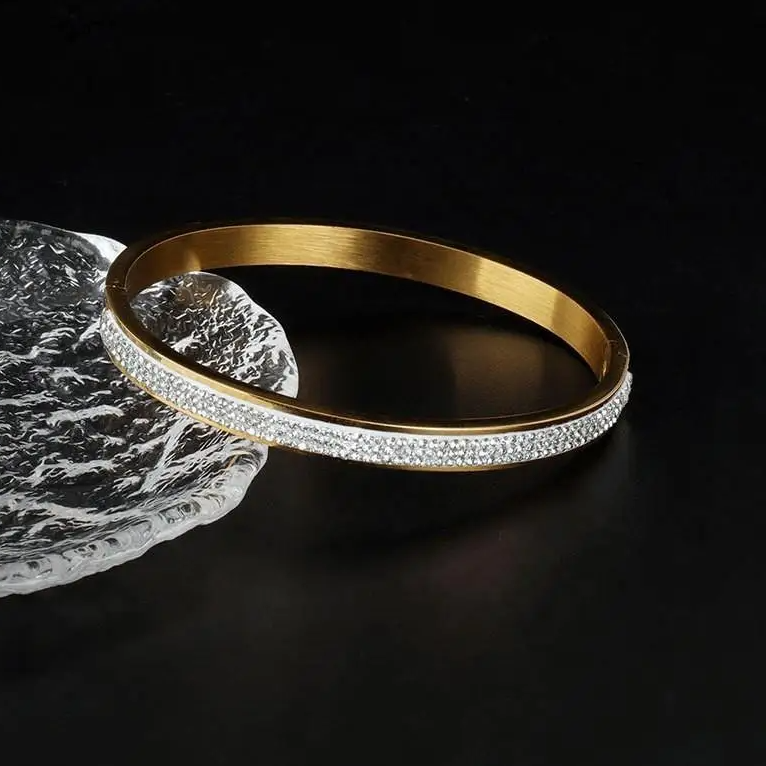 Chavri - Elegante Infinity-Armreifen aus Edelstahl