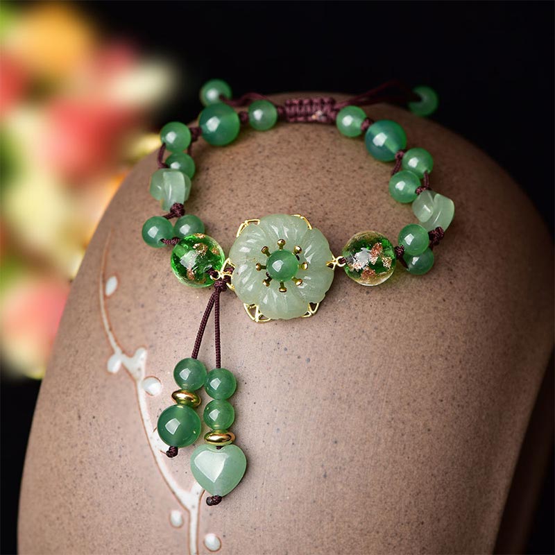 Carmiora natürliches grünes Jade-Glücks-Armband mit baumelnder Blume
