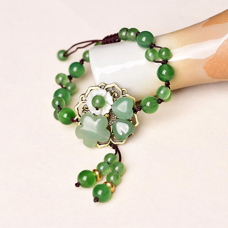 Carmiora natürliches grünes Jade-Glücks-Armband mit baumelnder Blume