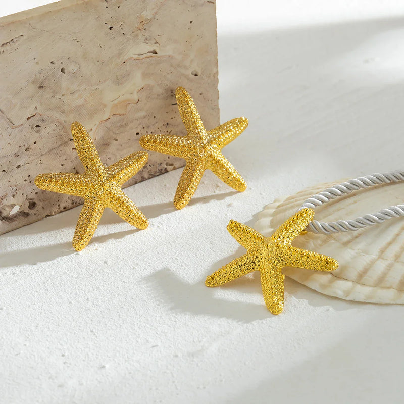 Goldene Halskette und Ohrringe mit Seestern-Anhänger – strukturierter goldener nautischer Schmuck