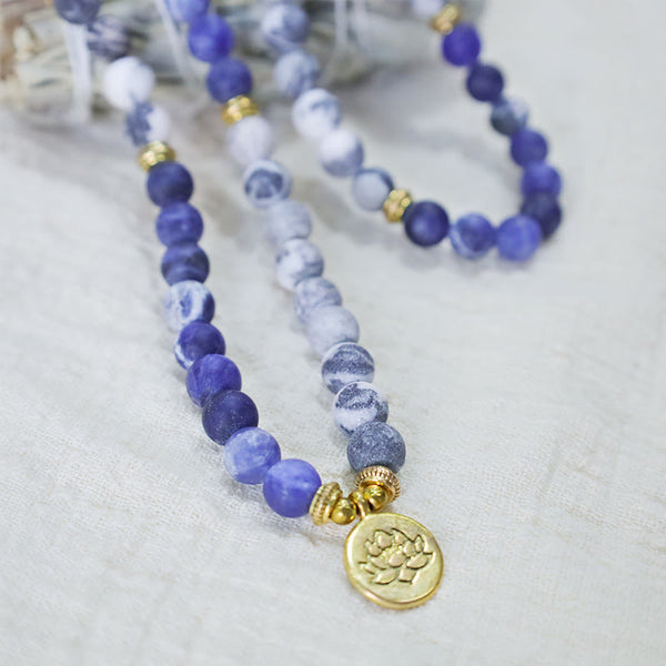 Carmiora 108 natürliches Picasso-Jaspis- und Blaustein-Mala-Perlen-Lotus-Anhänger-Armband