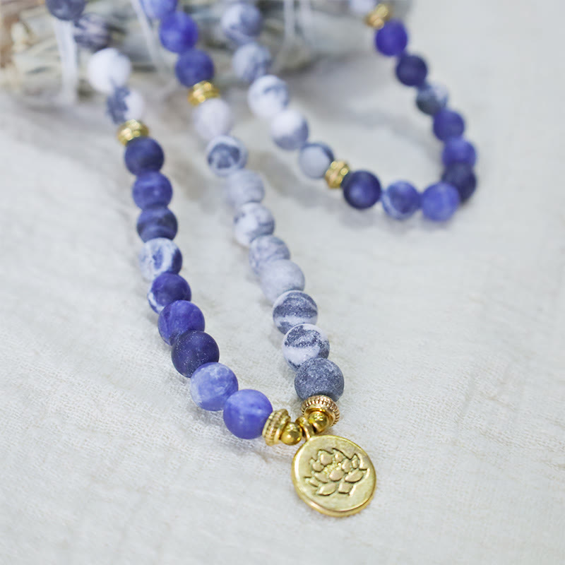 Carmiora 108 natürliches Picasso-Jaspis- und Blaustein-Mala-Perlen-Lotus-Anhänger-Armband