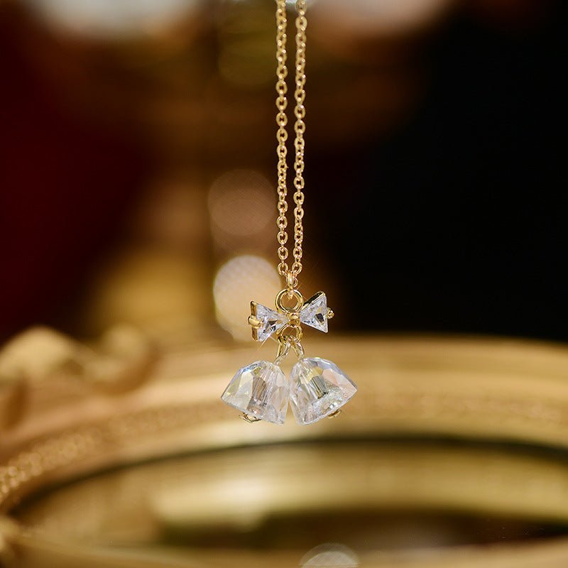 Halskette mit Schleife und Glöckchen