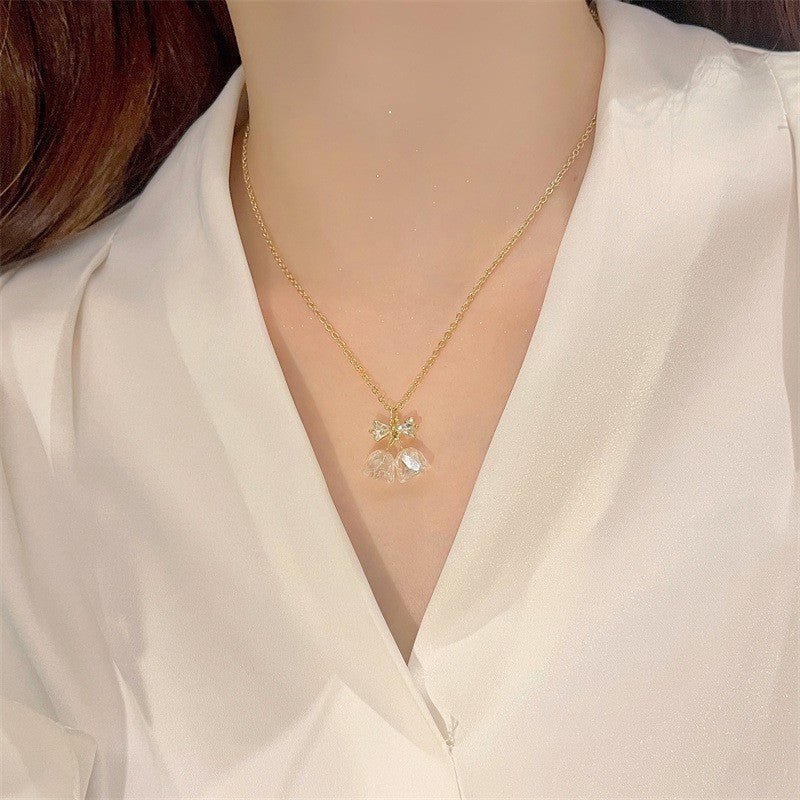 Halskette mit Schleife und Glöckchen