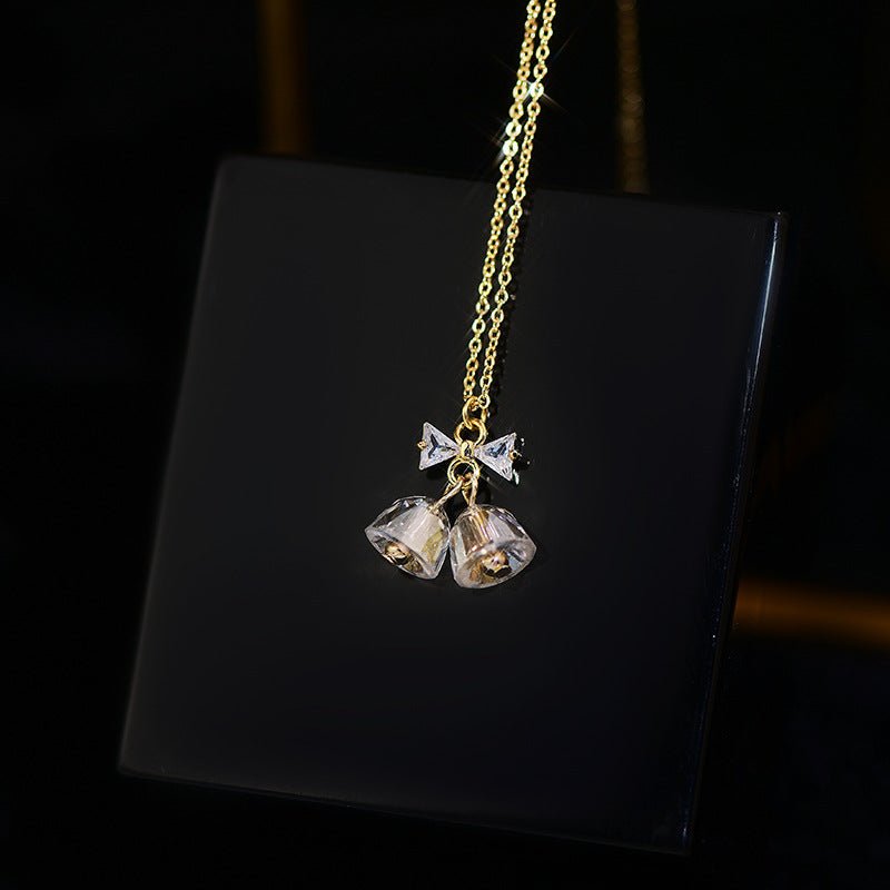 Halskette mit Schleife und Glöckchen