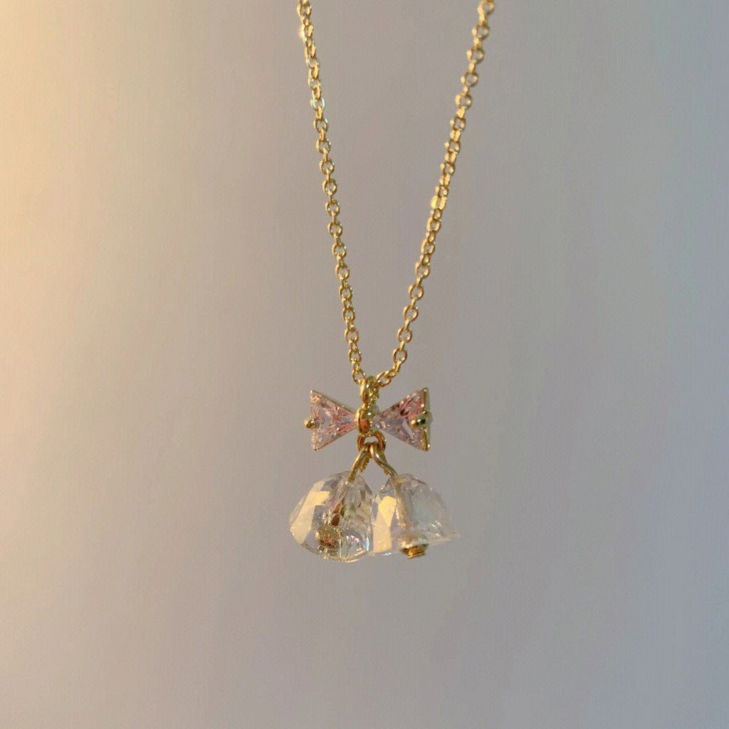 Halskette mit Schleife und Glöckchen