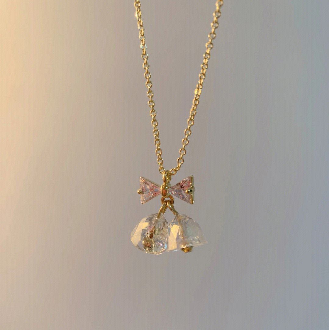 Halskette mit Schleife und Glöckchen