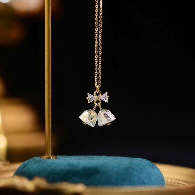 Halskette mit Schleife und Glöckchen