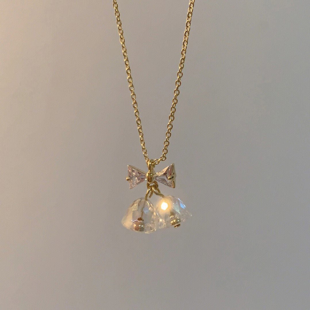 Halskette mit Schleife und Glöckchen