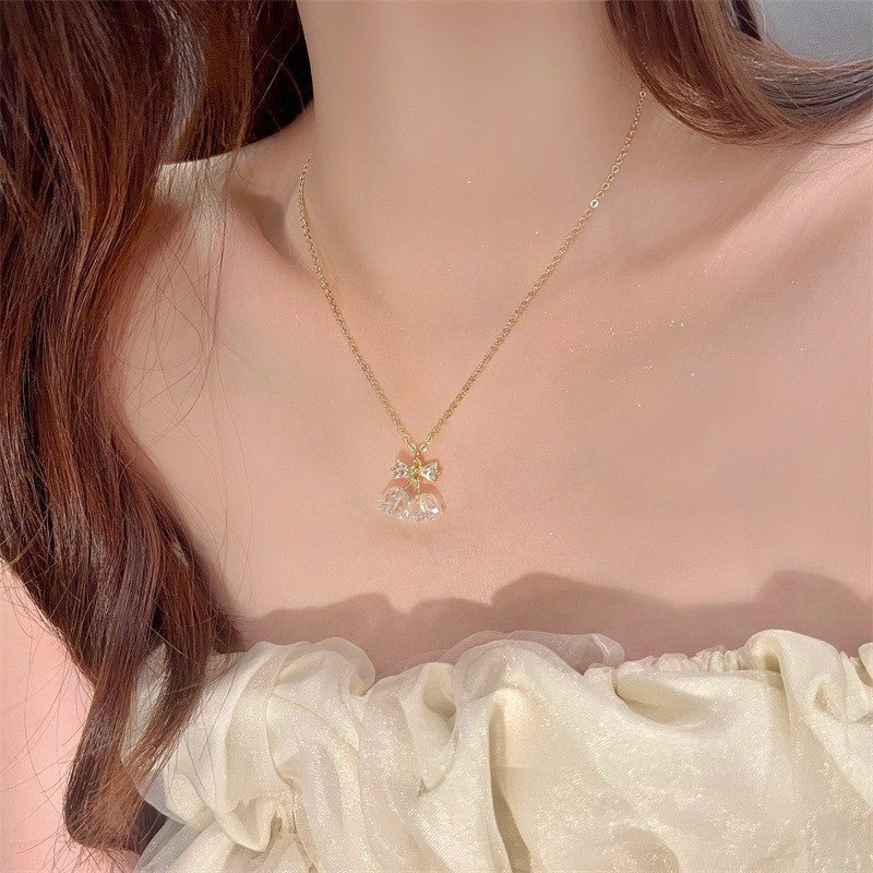 Halskette mit Schleife und Glöckchen