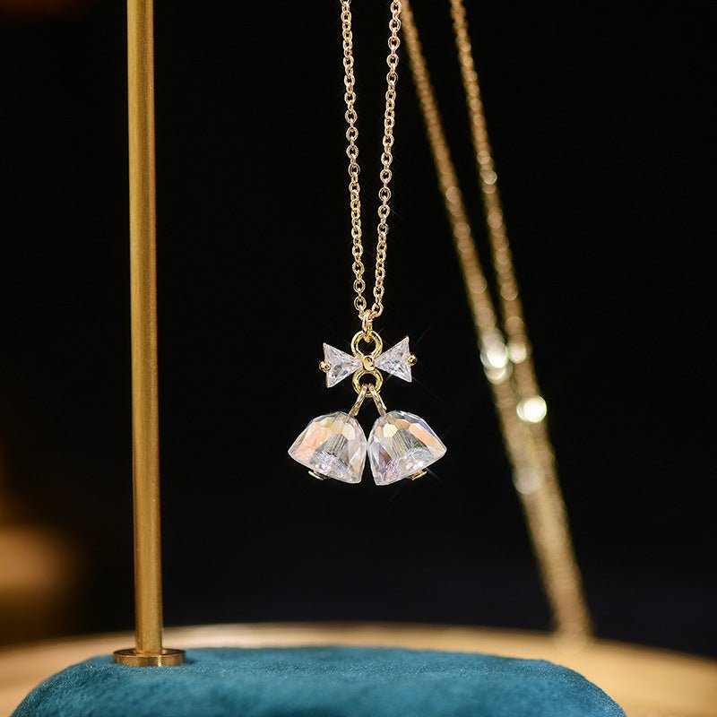 Halskette mit Schleife und Glöckchen
