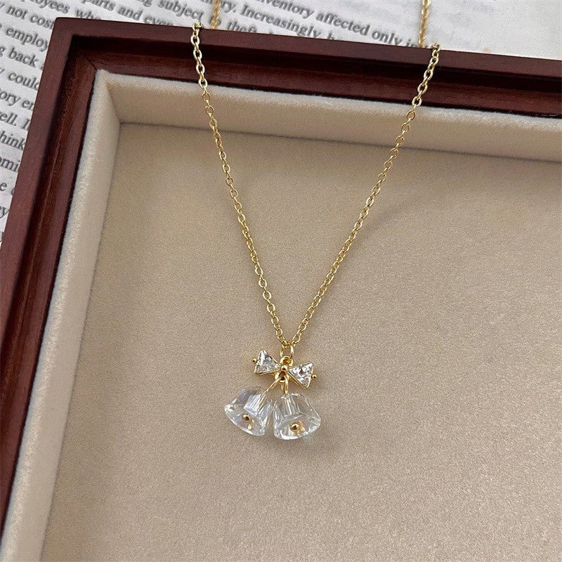 Halskette mit Schleife und Glöckchen