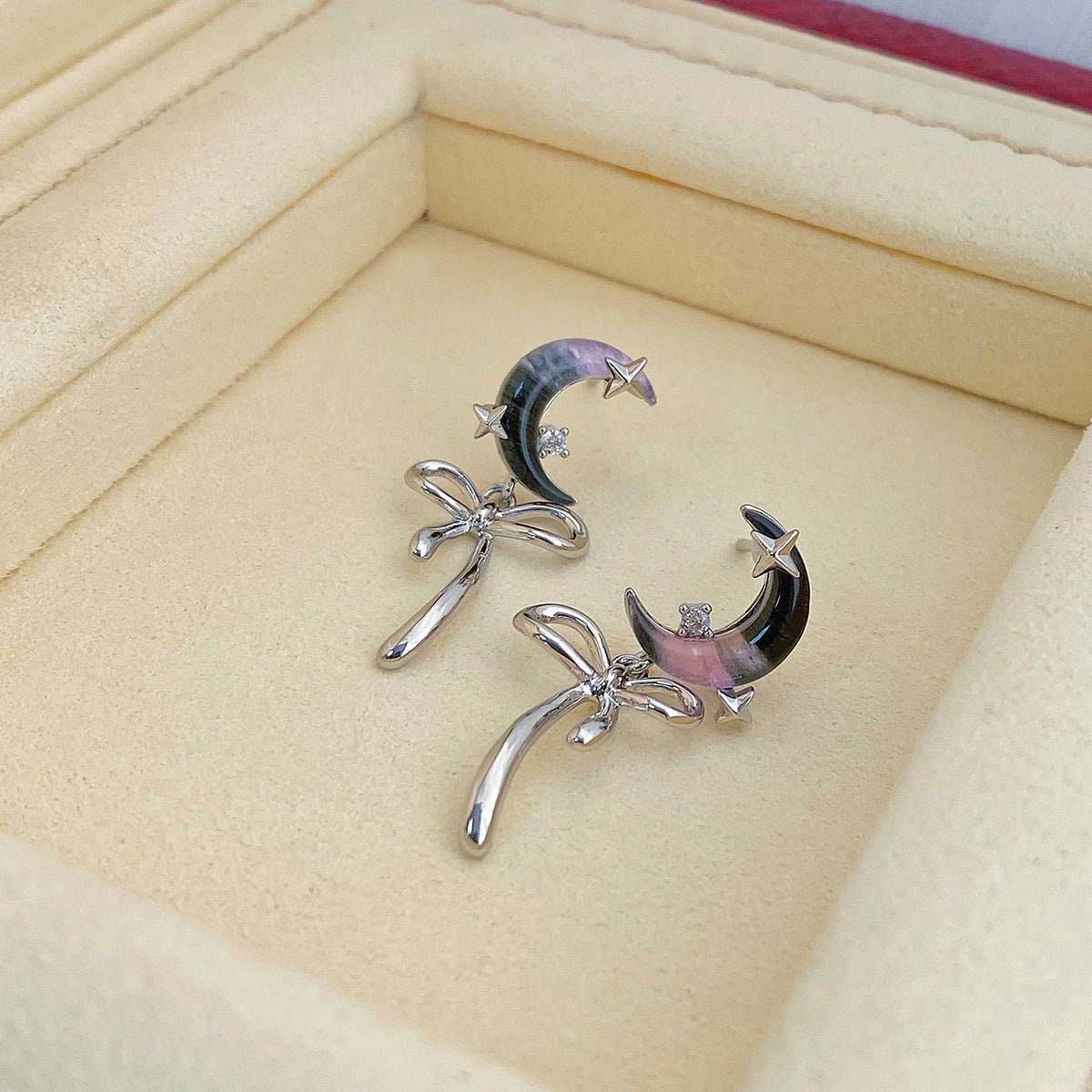 Ohrringe mit Mond und Schleife