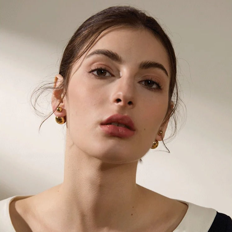 Goldfarbene Ohrringe mit Kugel-Motiv vorne und hinten