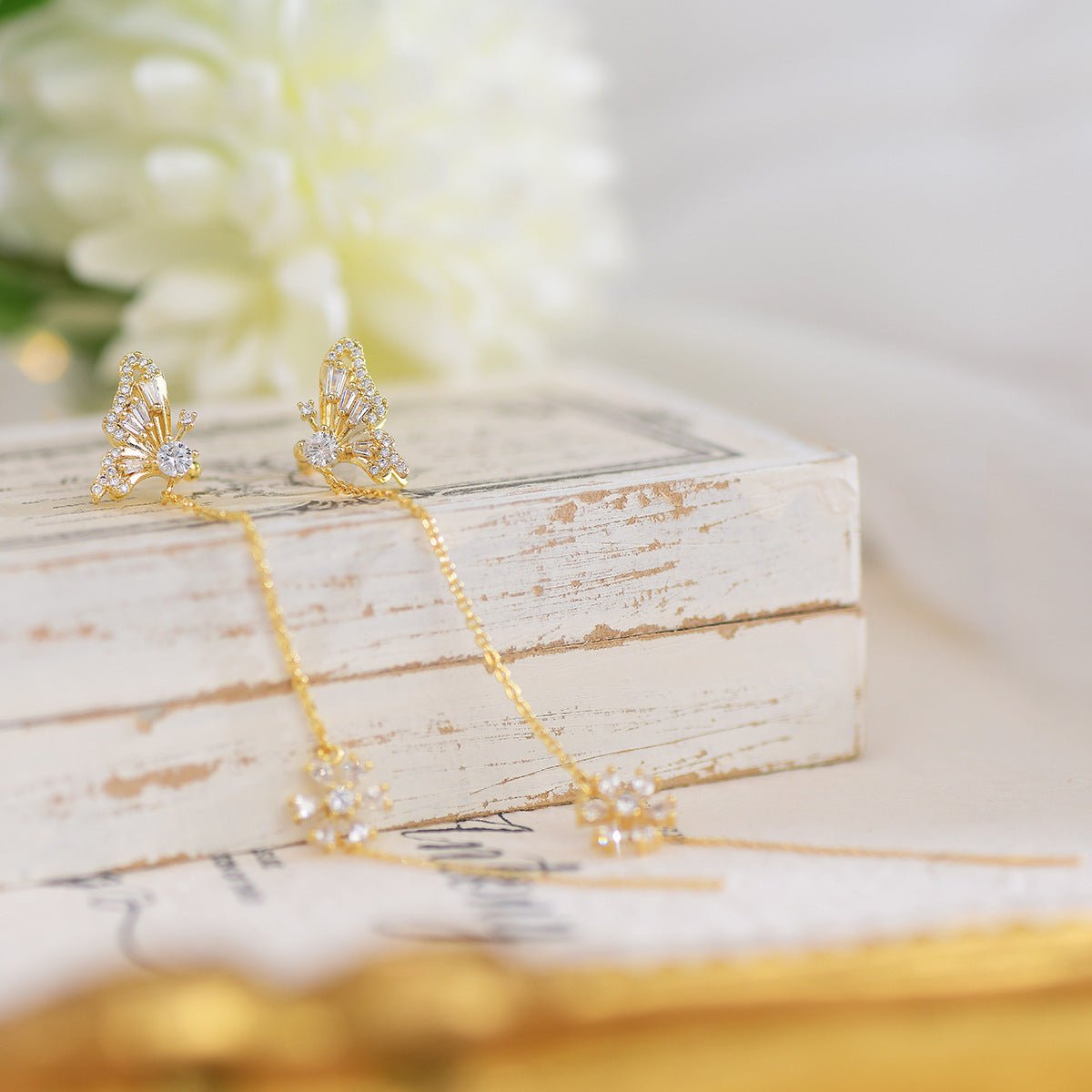 Ohrringe und Manschetten mit Schmetterlings-Einfädler