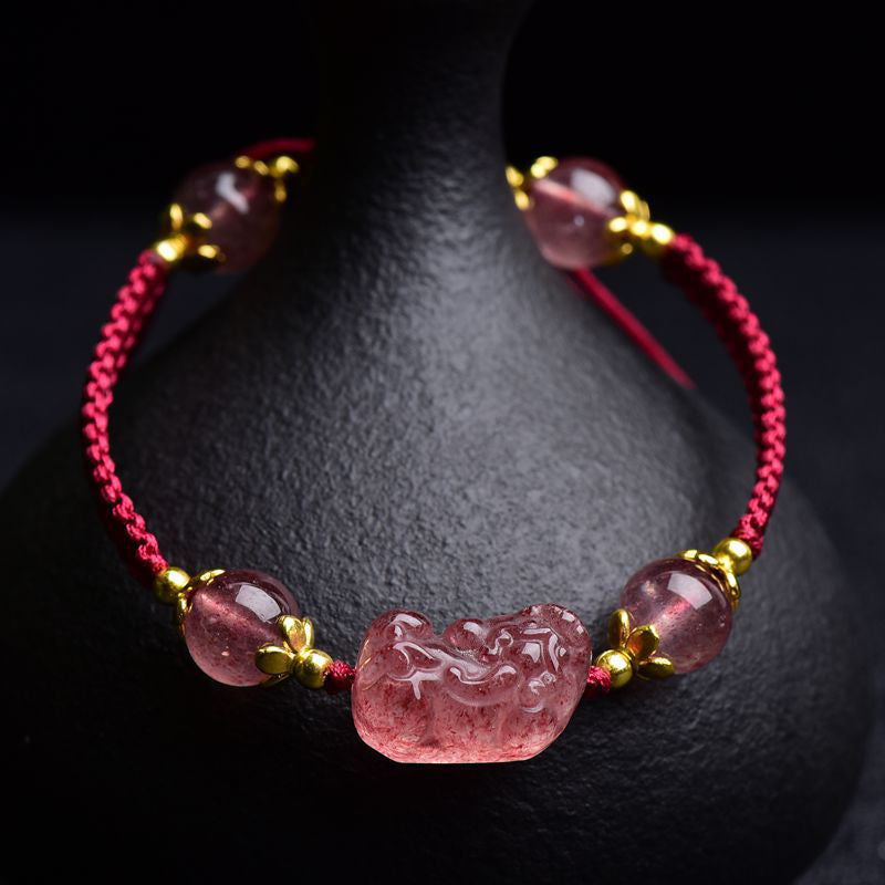 Carmiora Natürliches Erdbeer-Kristall-Pixiu-Charm-Glücksarmband mit roter Schnur