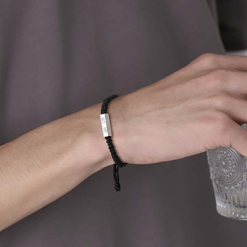 Carmiora-Buchstabengravur-Segen-Schnurarmband