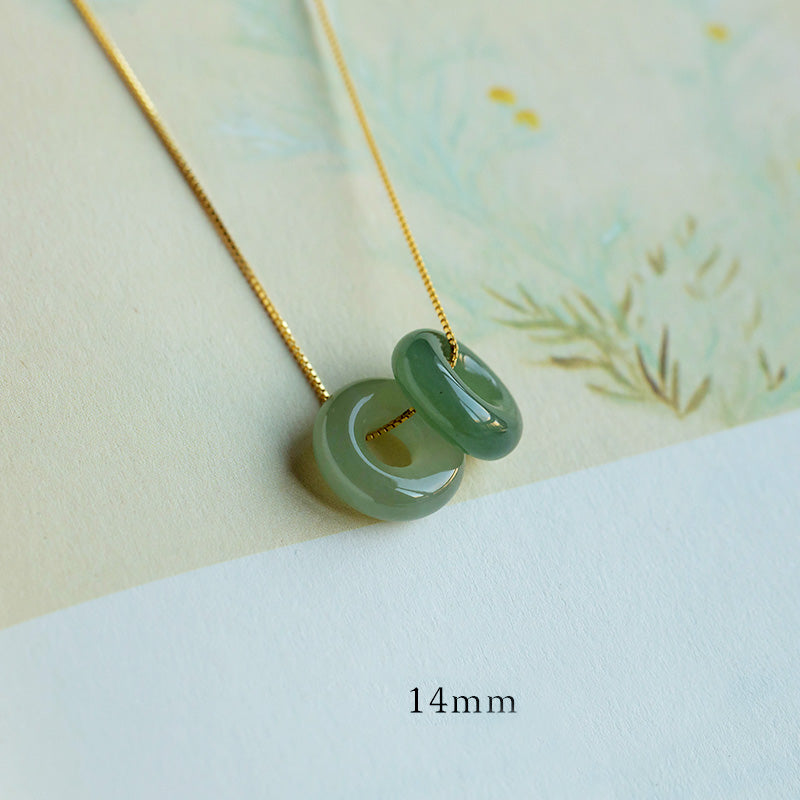 Carmiora natürlicher runder Jade-Halskettenanhänger mit Friedensschnalle und Glücksfülle