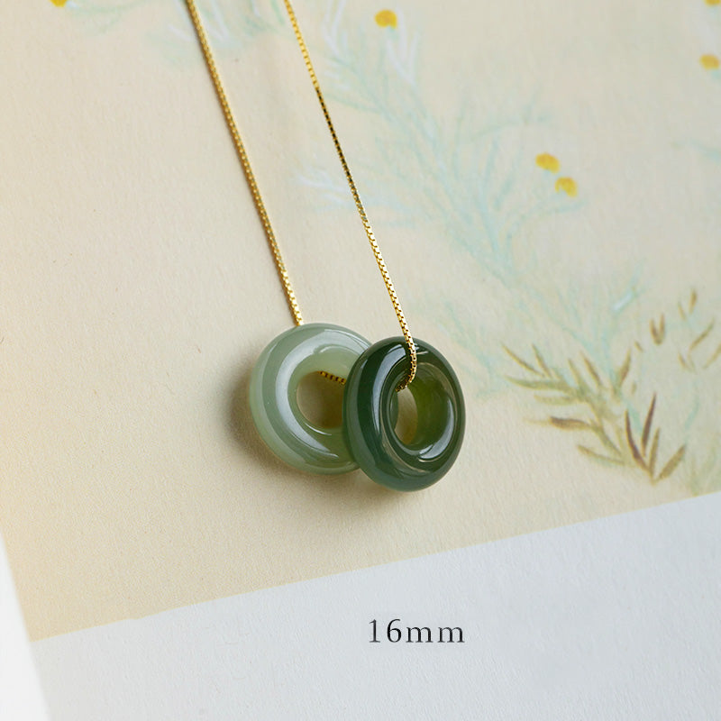 Carmiora natürlicher runder Jade-Halskettenanhänger mit Friedensschnalle und Glücksfülle