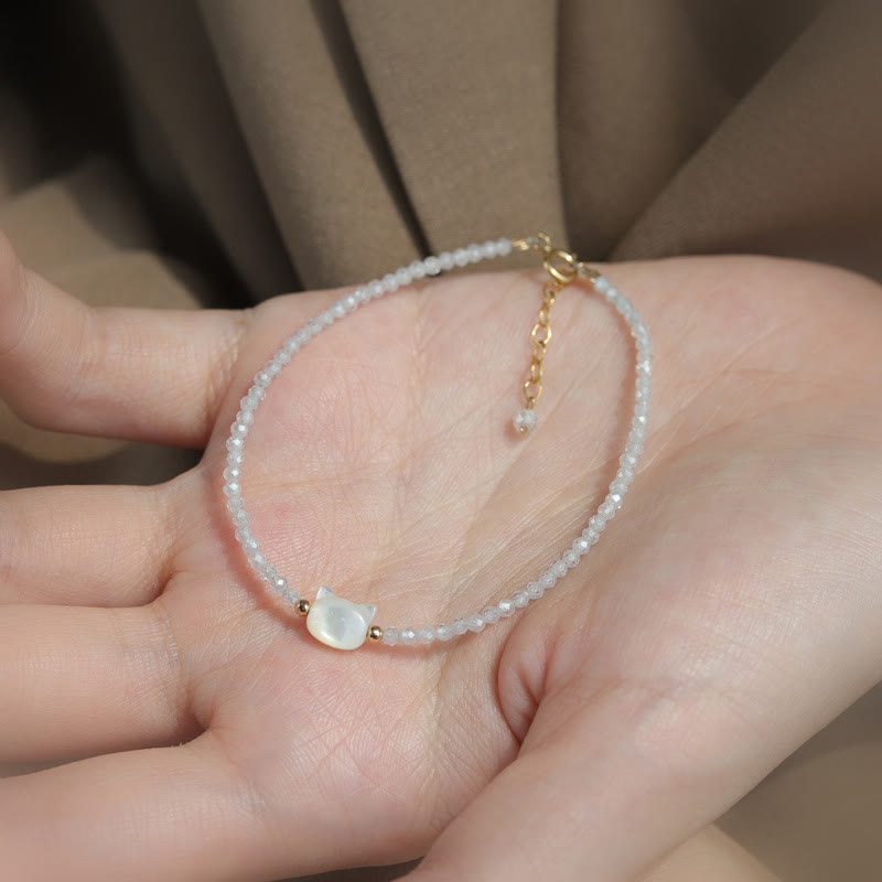 Carmiora 14K vergoldetes schwarzes Spinell-weißes Kristall-Heilarmband mit süßer Katze aus Tridacna-Stein