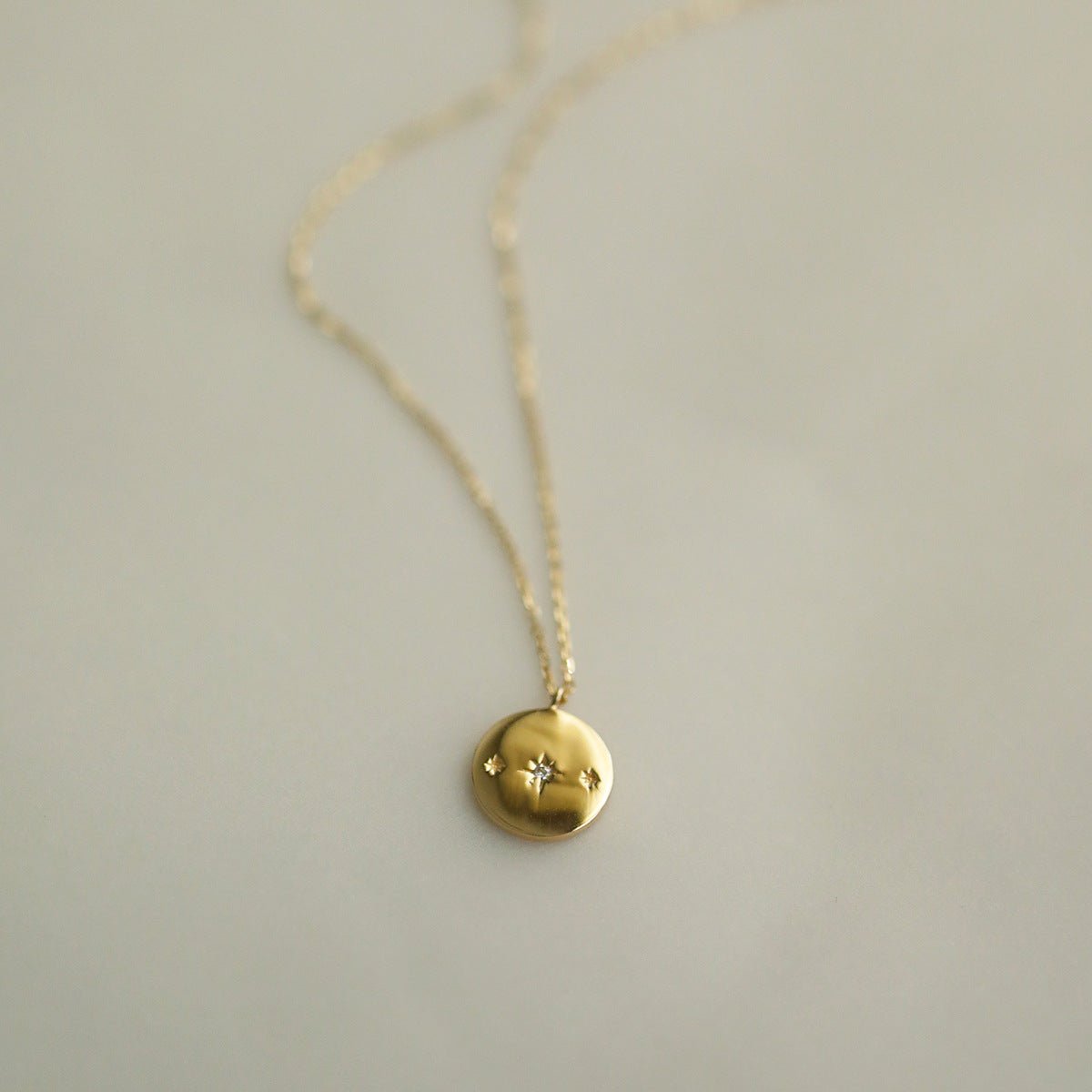 Halskette mit himmlischem Münzanhänger (massives Silber)