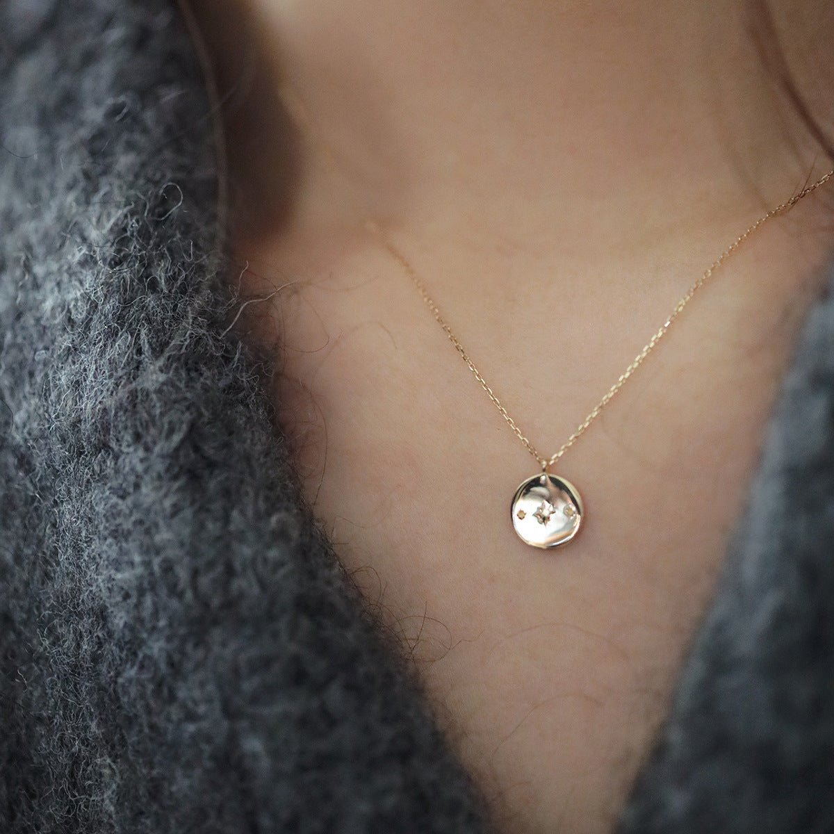 Halskette mit himmlischem Münzanhänger (massives Silber)