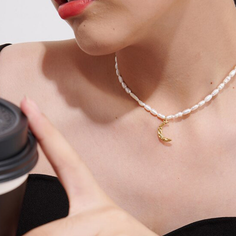 Halskette mit Anhänger aus Perlmutt und Halbmond